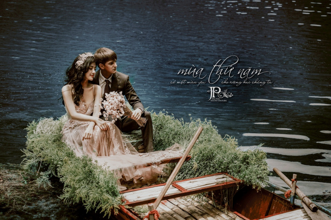 Những thiết kế v&aacute;y cưới với &yacute; tưởng t&ocirc;n vinh vẻ đẹp của người phụ nữ gi&uacute;p Kh&aacute;nh Linh trở n&ecirc;n nổi bật giữa kh&ocirc;ng gian thơ mộng của Ninh B&igrave;nh. Điểm nhấn của những thiết kế lần n&agrave;y ch&iacute;nh l&agrave; họa tiết được đ&iacute;nh kết tinh tế, kỳ c&ocirc;ng gi&uacute;p c&ocirc; d&acirc;u trở n&ecirc;n lộng lẫy, tự tin hơn trong ng&agrave;y trọng đại.