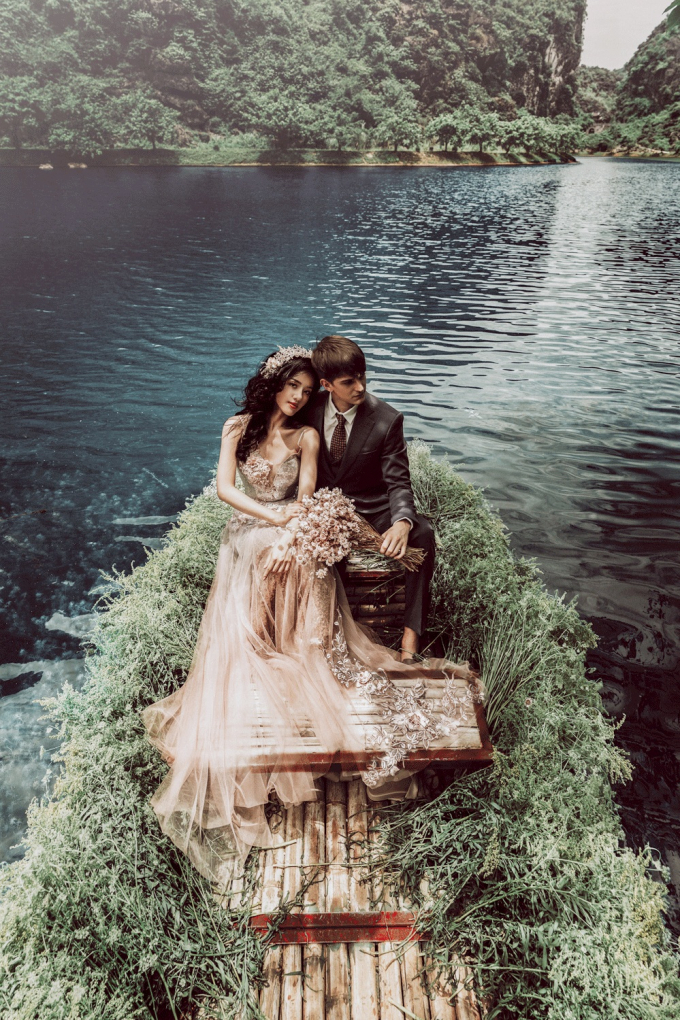 Ở thiết kế đầu ti&ecirc;n, Kh&aacute;nh Linh diện chiếc v&aacute;y c&oacute; kiểu d&aacute;ng đu&ocirc;i c&aacute; g&oacute;p phần t&ocirc;n l&ecirc;n những đường cong cơ thể của &ldquo;nữ ho&agrave;ng lookbook&rdquo;.