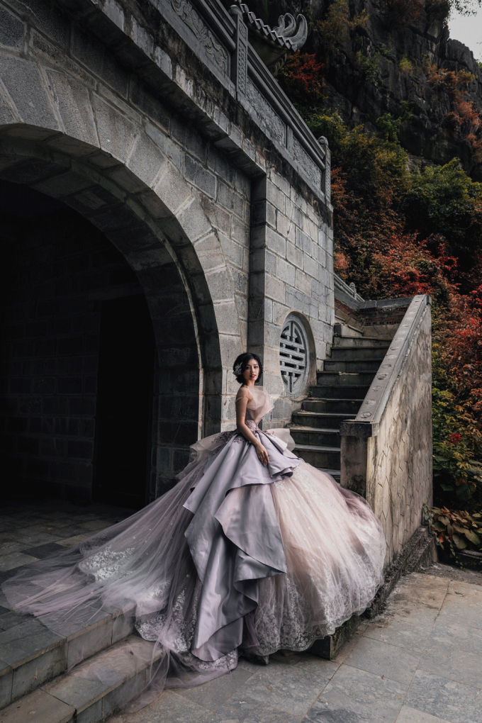 Vẫn l&agrave; chi tiết hoa được đ&iacute;nh kết kh&eacute;o l&eacute;o, nh&agrave; thiết kế Anh Thư c&oacute; sự kết hợp với phần ren mỏng ph&iacute;a ngo&agrave;i tạo cảm gi&aacute;c mềm mại, nhẹ nh&agrave;ng.