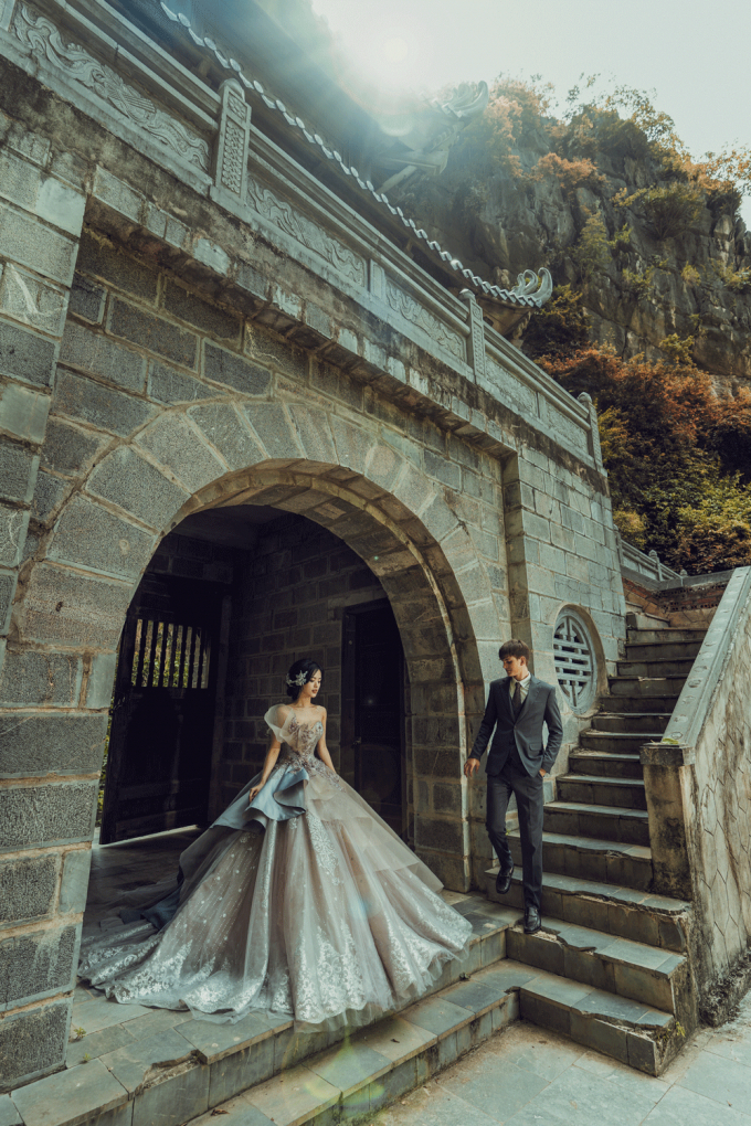 Kh&aacute;nh Linh c&oacute; sự kết hợp ấn tượng với mẫu T&acirc;y để mang đến những bức ảnh ấn tượng, thể hiện được sự hạnh ph&uacute;c của c&aacute;c cặp đ&ocirc;i trong ng&agrave;y cưới.