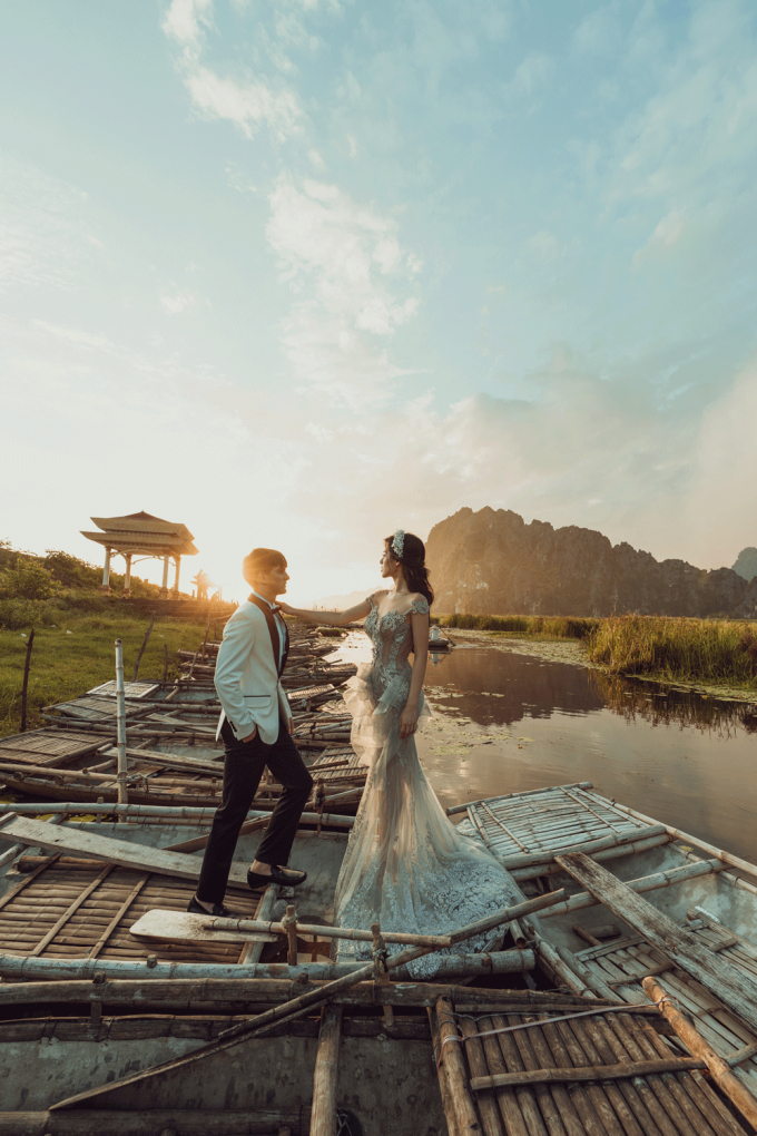 Việc kết hợp phần xẻ cao ở ch&acirc;n t&ocirc; điểm th&ecirc;m sự quyến rũ, thu h&uacute;t cho c&ocirc; d&acirc;u.