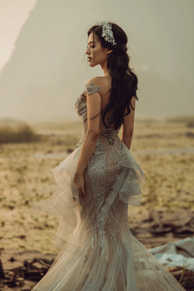 Chiếc v&aacute;y được buộc chặt bằng d&acirc;y để gi&uacute;p dễ d&agrave;ng điều chỉnh t&ugrave;y v&agrave;o th&acirc;n h&igrave;nh của c&ocirc; d&acirc;u.