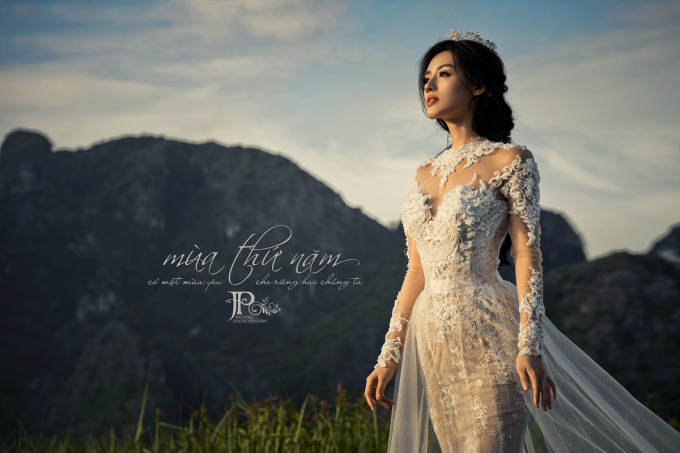 Thiết kế tiếp theo được Kh&aacute;nh Linh lựa chọn c&oacute; phom d&aacute;ng &ocirc;m s&aacute;t, khoe v&oacute;c d&aacute;ng chuẩn của người đẹp.