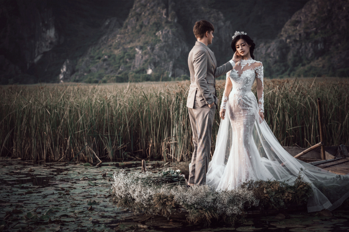 Vẫn gam m&agrave;u trắng tin kh&ocirc;i, nh&agrave; thiết kế sử dụng chất liệu ren đắp nổi, tạo th&ecirc;m điểm nhấn cho bộ v&aacute;y.