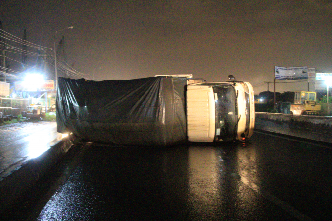 Chiếc xe tải lật nằm chắn ngang quốc lộ 1.