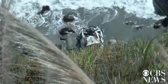 Sống s&oacute;t k&igrave; diệu sau khi xe lao xuống v&aacute;ch n&uacute;i hơn 60 m&eacute;t