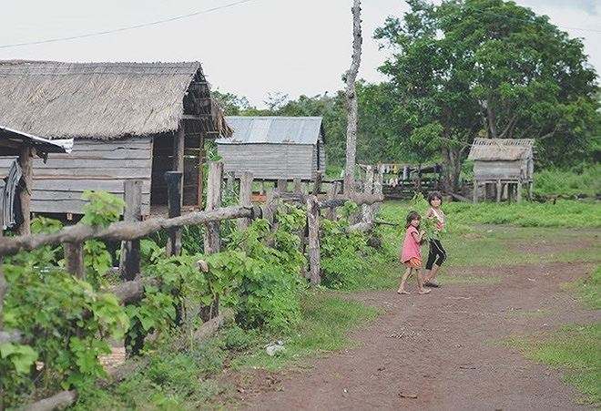 Trẻ em l&agrave;ng Plei Cheng Leng đối diện đ&oacute;i ngh&egrave;o, thất học.