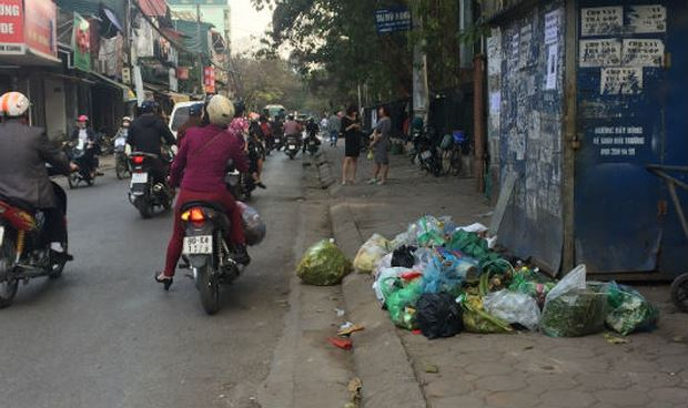 R&aacute;c thải tr&agrave;n lan tr&ecirc;n c&aacute;c tuyến phố H&agrave; Nội.