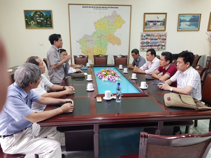 Cuộc họp c&ocirc;ng bố quyết định của Bộ trưởng GD-ĐT th&agrave;nh lập hội đồng chấm thẩm định to&agrave;n bộ b&agrave;i thi trắc nghiệm tại H&agrave; Giang. (Ảnh: Đăng Lương)