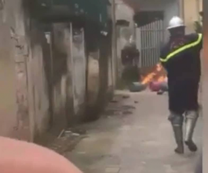 Hiện trường nơi xảy ra sự việc con rể &ocirc;m 4 b&igrave;nh gas đến ch&acirc;m lửa đốt trước cổng nh&agrave; bố mẹ vợ.