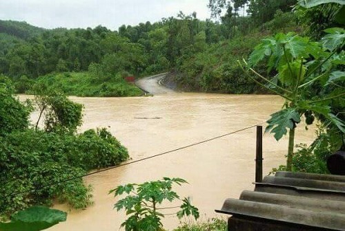 X&atilde; Luận Kh&ecirc;, huyện Thường Xu&acirc;n bị chia cắt ho&agrave;n to&agrave;n do lũ ngập cầu tr&agrave;n.