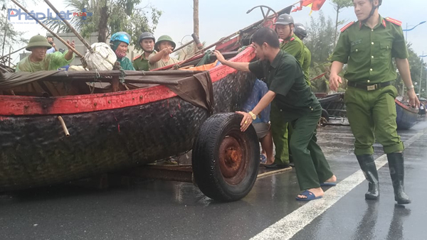 Lực lượng c&ocirc;ng an, qu&acirc;n đội được huy động gi&uacute;p ngư d&acirc;n Sầm Sơn di chuyển thuyền b&egrave; l&ecirc;n bờ tr&aacute;nh b&atilde;o. (Ảnh: Anh Thắng)