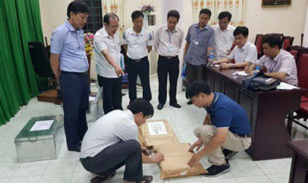 Tổ c&ocirc;ng t&aacute;c của Bộ GD-ĐT tiến h&agrave;nh r&agrave; so&aacute;t c&ocirc;ng t&aacute;c chấm thi tại Hội đồng thi Sở Gi&aacute;o dục v&agrave; Đ&agrave;o tạo H&agrave; Giang. (Ảnh: Bộ C&ocirc;ng an)