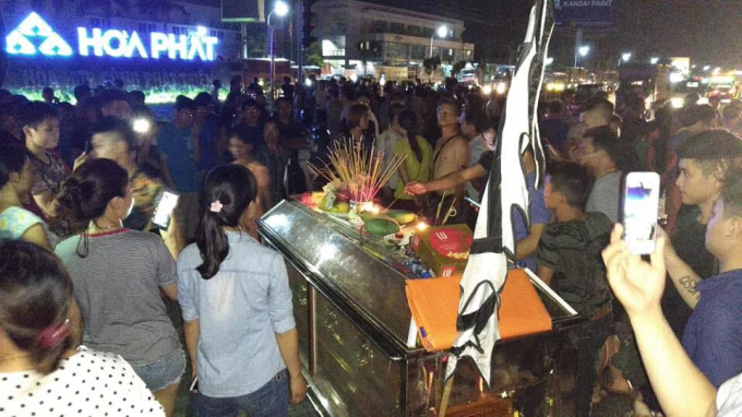 Người d&acirc;n mang quan t&agrave;i đến trụ sở C&ocirc;ng an huyện Y&ecirc;n Mỹ, Hưng Y&ecirc;n để l&agrave;m r&otilde; c&aacute;i chết của 2 nữ sinh.