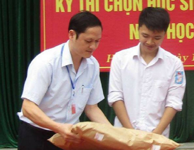 &Ocirc;ng Vũ Trọng Lương (b&igrave;a phải), bị khởi tố bị can vầ bắt tạm giam.