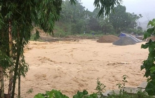 Thanh Hóa: Lũ ống bất ngờ cuốn trôi nhà cửa, 2 người chết, 2 người mất tích