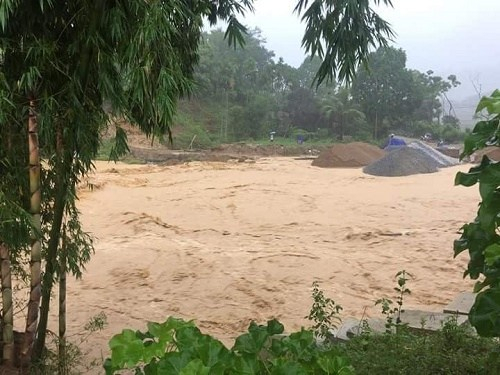 &nbsp;Lũ ống xuất hiện tr&ecirc;n địa b&agrave;n huyện Lang Ch&aacute;nh, Thanh H&oacute;a.