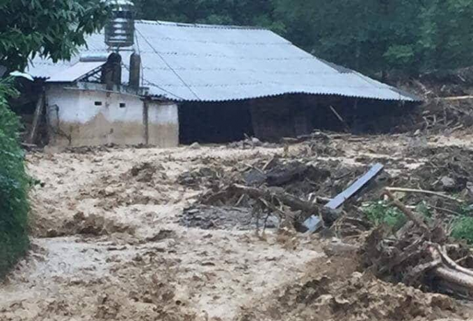 Mưa lũ tại Y&ecirc;n B&aacute;i đ&atilde; l&agrave;m thiệt hại 642 ng&ocirc;i nh&agrave;.              &nbsp;                    Mưa lũ g&acirc;y sạt lở nghi&ecirc;m trọng tại huy&ecirc;̣n Văn Ch&acirc;́n, Y&ecirc;n Bái.