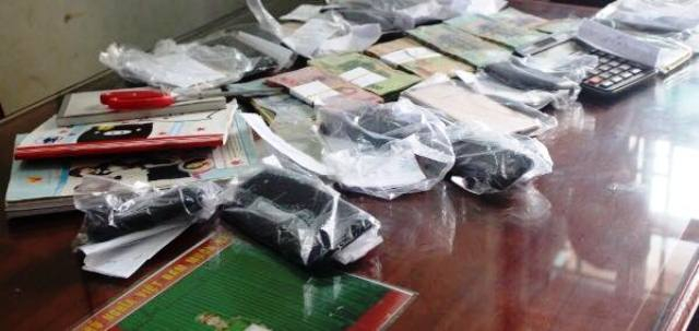 T&agrave;i liệu ghi c&aacute; độ b&oacute;ng đ&aacute; qua mạng tại nh&agrave; Trường vố số tiền khoảng 3,6 tỷ đồng. Ảnh: CAQN.