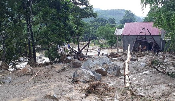 Nơi lũ qu&eacute;t đi qua, chỉ trơ lại đ&aacute;, đất v&agrave; sự ti&ecirc;u điều.