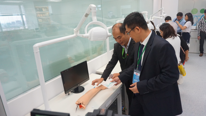 Giới thiệu m&ocirc; h&igrave;nh với kh&aacute;ch tham quan.