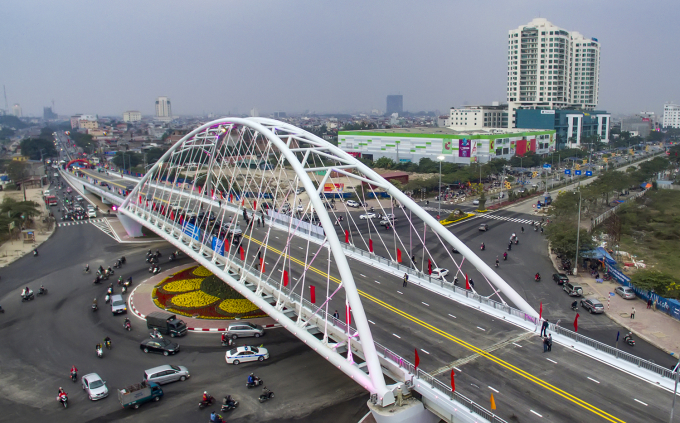 &nbsp;C&ocirc;ng tr&igrave;nh cầu vượt v&agrave; n&uacute;t giao th&ocirc;ng kh&aacute;c mức Nguyễn Bỉnh Khi&ecirc;m c&oacute; tổng mức đầu tư 953 tỷ đồng được đưa v&agrave;o sử dụng sau 9 th&aacute;ng thi c&ocirc;ng.