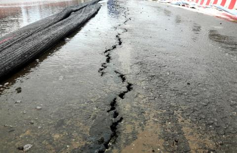 C&aacute;c vết nứt chạy d&agrave;i khoảng 15 m tr&ecirc;n cầu vượt ng&atilde; ba Nguyễn Bỉnh Khi&ecirc;m - Đ&igrave;nh Vũ. Ảnh: TTO