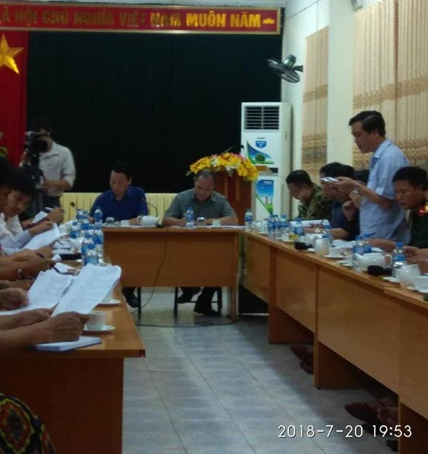 &Ocirc;ng Đỗ Đức Duy - Chủ tịch UBND tỉnh Y&ecirc;n B&aacute;i đ&atilde; trực tiếp v&agrave;o &ldquo;điểm n&oacute;ng&rdquo; Văn Chấn, họp khẩn trong đ&ecirc;m với c&aacute;c sở, ban, ng&agrave;nh của tỉnh v&agrave; c&aacute;n bộ chủ chốt của huyện để t&igrave;m phương &aacute;n đối ph&oacute; với mưa lũ.