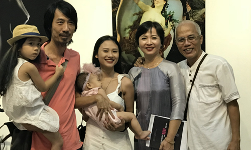 Nhiếp ảnh gia Dương Quốc Định (phải) tại triển l&atilde;m.