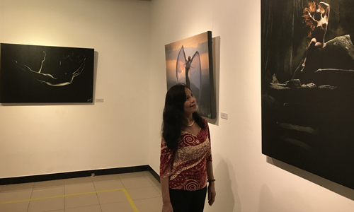 Kh&aacute;n giả thưởng thức t&aacute;c phẩm ở triển l&atilde;m.