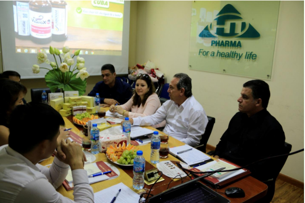 &Ocirc;ng Ing. Benito Refael (&Aacute;o trắng)- Gi&aacute;m đốc Labiofam SA, B&agrave; Madyurys delos (&aacute;o hồng, thứ hai từ tr&aacute;i sang)- Gi&aacute;m đốc Labiofam Asia, &Ocirc;ng Yobani (ngo&agrave;i c&ugrave;ng b&ecirc;n phải) - Ph&oacute; TGĐ Tập đo&agrave;n, &Ocirc;ng Jorge Luis (ngo&agrave;i c&ugrave;ng b&ecirc;n tr&aacute;i), chuy&ecirc;n gia đến thăm v&agrave; l&agrave;m việc tại HT.