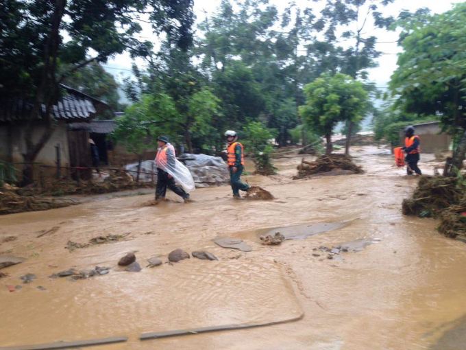 Được biết, to&agrave;n tỉnh đ&atilde; huy động tr&ecirc;n 17.000 người v&agrave; tập trung tối đa c&aacute;c phương tiện, thực hiện đồng bộ c&aacute;c biện ph&aacute;p t&igrave;m kiếm người mất t&iacute;ch...