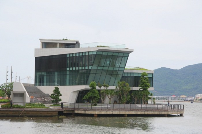 Nh&agrave; h&agrave;ng, bến du thuyền đồ sộ ven s&ocirc;ng H&agrave;n li&ecirc;n quan Vũ 'nh&ocirc;m'. Ảnh: Cao Th&aacute;i