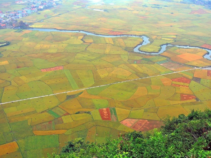 Để c&oacute; được g&oacute;c nh&igrave;n to&agrave;n cảnh ở Bắc Sơn, bạn h&atilde;y chọn một ngọn n&uacute;i ở tr&ecirc;n cao.&nbsp;Ảnh: Đ&agrave;o Việt Dũng