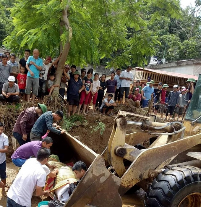 Y&ecirc;n B&aacute;i: D&ugrave;ng m&aacute;y x&uacute;c đưa thi thể ph&oacute; B&iacute; thư về nh&agrave; an t&aacute;ng