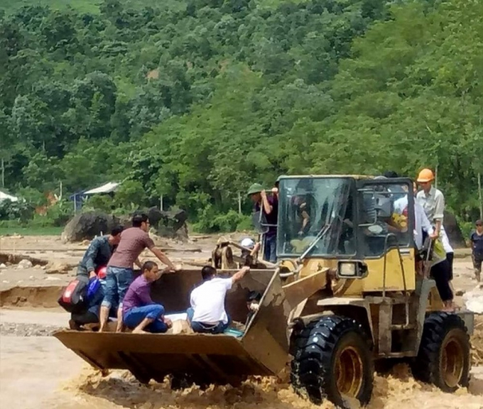 Lực lượng chức năng của Y&ecirc;n B&aacute;i phải d&ugrave;ng m&aacute;y x&uacute;c để đưa thi thể &ocirc;ng T&agrave;i về nh&agrave; an t&aacute;ng theo phong tục địa phương.