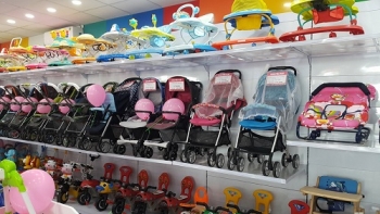 Chuỗi siêu thị Con Cưng bị nghi thay đổi nhãn mác sản phẩm