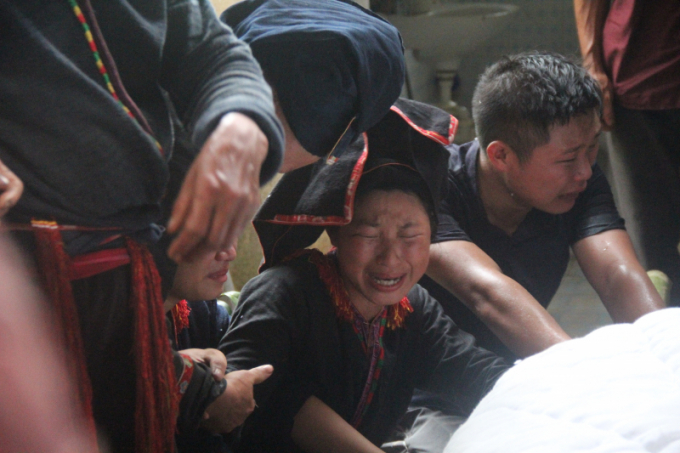 C&aacute;c con &ocirc;ng Đặng Ph&uacute;c T&agrave;i, Ph&oacute; b&iacute; thư Đảng ủy x&atilde; Nậm Mười kh&oacute;c than b&ecirc;n thi thể cha.