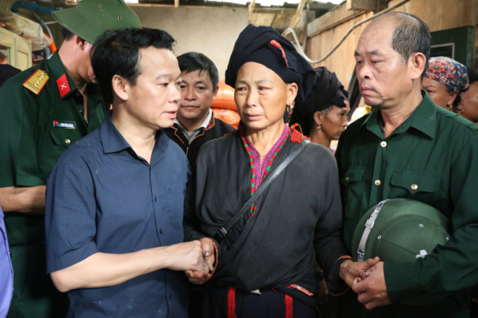 &Ocirc;ng Đỗ Đức Duy, Chủ tịch UBND tỉnh Y&ecirc;n B&aacute;i thăm hỏi, động vi&ecirc;n gia đ&igrave;nh &ocirc;ng Đặng Ph&uacute;c T&agrave;i.