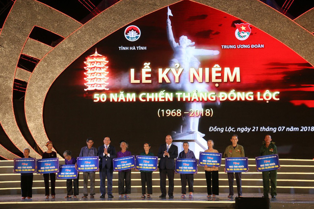 Thủ tướng Ch&iacute;nh phủ Nguyễn Xu&acirc;n Ph&uacute;c v&agrave; B&iacute; thư Tỉnh ủy H&agrave; Tĩnh L&ecirc; Đ&igrave;nh Sơn cũng trao kinh ph&iacute; hỗ trợ x&acirc;y dựng 10 căn nh&agrave; t&igrave;nh nghĩa (mỗi căn nh&agrave; trị gi&aacute; 50 triệu đồng) cho c&aacute;c hộ gia đ&igrave;nh c&oacute; c&ocirc;ng với c&aacute;ch mạng, gia đ&igrave;nh gặp ho&agrave;n cảnh kh&oacute; khăn.