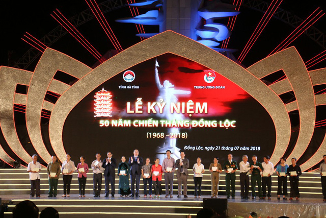 Trưởng ban Tổ chức Trung ương Phạm Minh Ch&iacute;nh, B&iacute; thư Th&agrave;nh ủy Th&agrave;nh phố Hồ Ch&iacute; Minh Nguyễn Thiện Nh&acirc;n v&agrave; Chủ tịch UBND tỉnh H&agrave; Tĩnh Đặng Quốc Kh&aacute;nh trao 18 sổ tiết kiệm cho th&acirc;n nh&acirc;n 10 nữ liệt sỹ, c&aacute;c Anh h&ugrave;ng, th&acirc;n nh&acirc;n c&aacute;c Anh h&ugrave;ng chiến đấu tại Ng&atilde; ba Đồng Lộc.