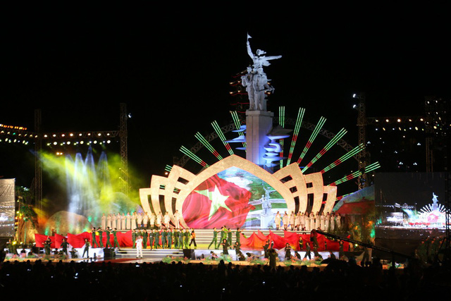 C&aacute;c tiết mục văn nghệ đặc sắc, được d&agrave;n dựng c&ocirc;ng phu.