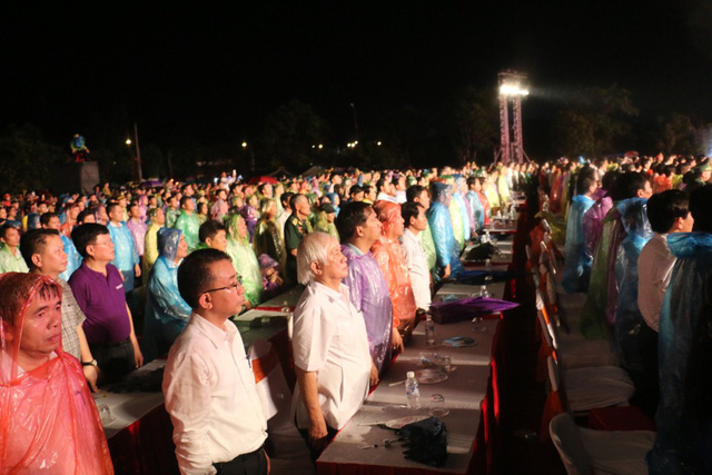 H&agrave;ng ng&agrave;n người d&acirc;n x&uacute;c động khi Chiến thắng Đồng Lộc c&aacute;ch đ&acirc;y 50 năm được t&aacute;i hiện ch&acirc;n thực, sống động.