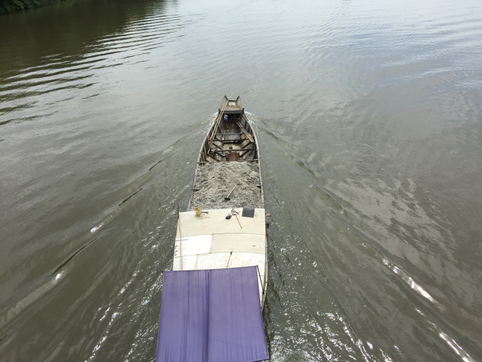 Một chiếc thuyền đang vận chuyển c&aacute;t tr&ecirc;n s&ocirc;ng Hương. (Ảnh: Đăng Hậu)