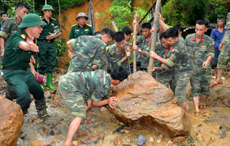 C&aacute;n bộ, chiến sĩ Sư đo&agrave;n 316 v&agrave; nh&acirc;n d&acirc;n địa phương gi&uacute;p d&acirc;n t&igrave;m kiếm ch&aacute;u b&eacute; mất t&iacute;ch ở bản B&oacute; Sưu.