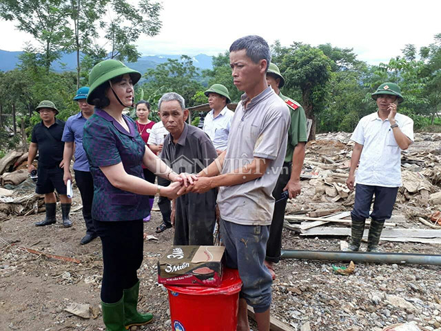 Đo&agrave;n tới thăm v&agrave; cứu đ&oacute;i tạm thời cho gia đ&igrave;nh anh Sa Văn Quyền (bản Tủ, x&atilde; Sơn Lương, huyện Văn Chấn).