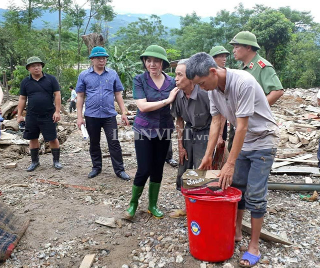 B&iacute; thư Tr&agrave; động vi&ecirc;n người gi&agrave;.