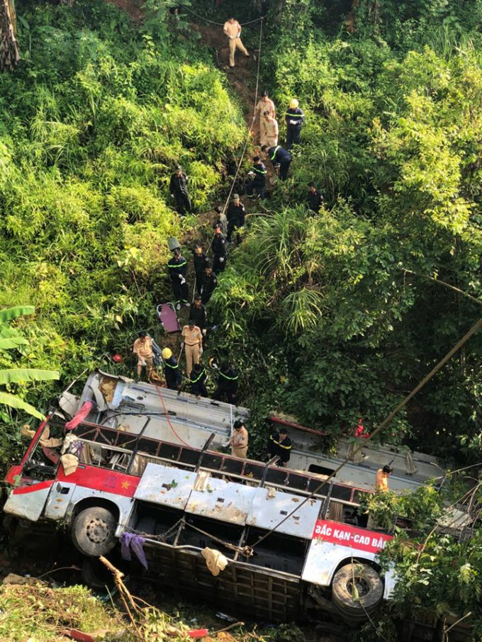 C&aacute;c lực lượng chức năng tiến h&agrave;nh t&igrave;m kiếm, cứu hộ c&aacute;c nạn nh&acirc;n.