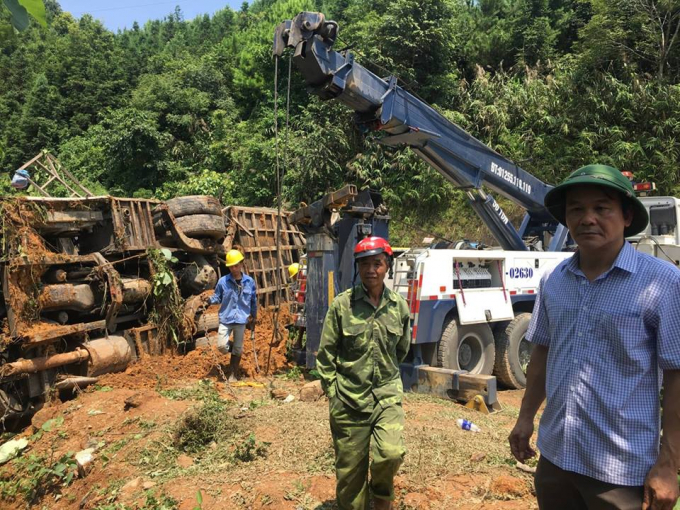 &Ocirc;ng Nguyễn Trung Thảo, Ph&oacute; Chủ tịch UBND tỉnh Cao Bằng (b&igrave;a phải) trực tiếp chỉ đạo giải quyết vụ tai nạn.