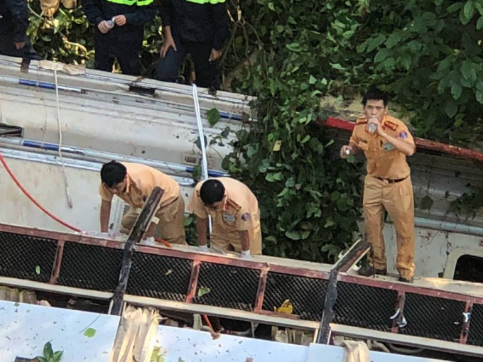 C&aacute;c chiến sỹ Cảnh s&aacute;t giao th&ocirc;ng phối hợp với c&aacute;c lực lượng C&ocirc;ng an, qu&acirc;n đội t&igrave;m kiếm v&agrave; giải quyết vụ tai nạn.